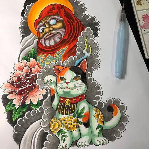 phác họa hình xăm mèo thần tài kết hợp họa tiết búp bê daruma trên giấy Hình xăm với hình ảnh mèo may mắn, hoa mẫu đơn và nhân vật trong trang phục đỏ, bút vẽ đặt bên cạnh.