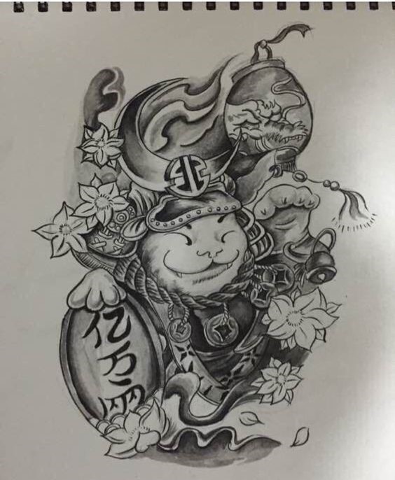 phác họa tattoo mèo thần tài samurai đơn sắc Hình xăm mèo thần tài cầm bảng, xung quanh là hoa và các chi tiết truyền thống, nét vẽ đen trắng.