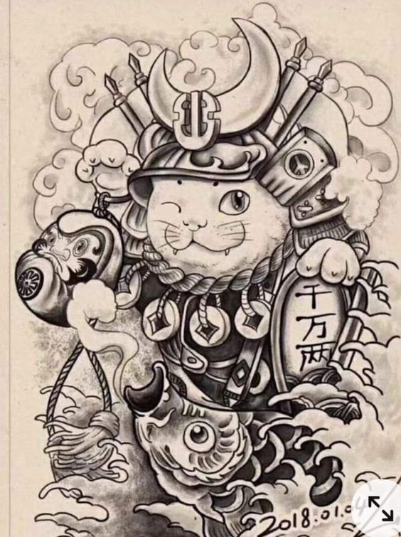 phác họa hình xăm mèo thần tài samurai cùng cá chép và búp bê daruma đơn sắc Hình vẽ mèo trong trang phục samurai, tay cầm mặt nạ và cá chép, xung quanh là mây khói.