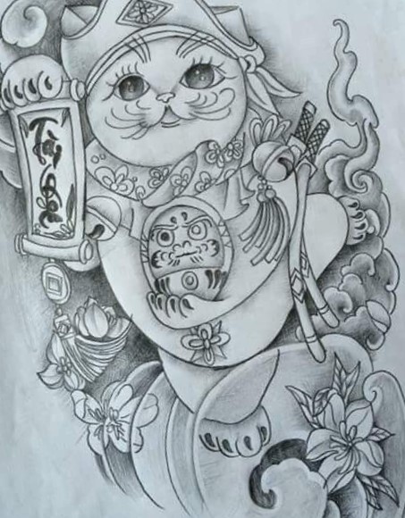 phác họa xăm mèo thần tài kết hợp cùng búp bê daruma đơn sắc Hình vẽ phác thảo mèo thần tài cầm cuộn giấy, xung quanh có hoa và mây, chi tiết trang trí phong phú.