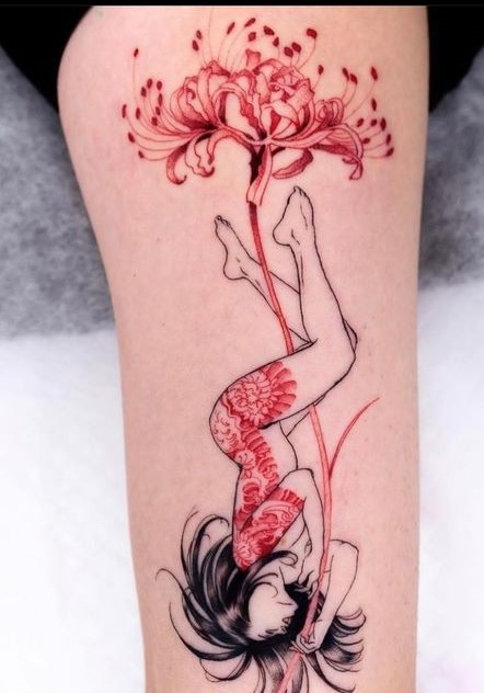 H&igrave;nh xăm tr&ecirc;n da với h&igrave;nh ảnh người phụ nữ v&agrave; b&ocirc;ng hoa m&agrave;u đỏ, kết hợp họa tiết nghệ thuật tinh tế.