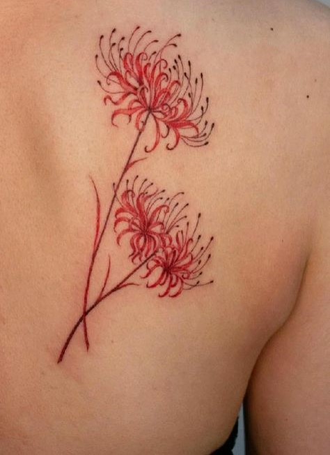 H&igrave;nh xăm hoa đỏ tr&ecirc;n vai, với hai b&ocirc;ng hoa nổi bật v&agrave; chi tiết tinh tế.