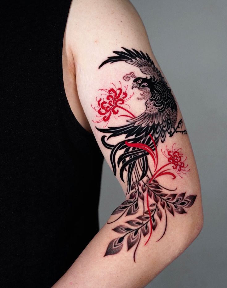 H&igrave;nh xăm tr&ecirc;n c&aacute;nh tay với họa tiết chim v&agrave; hoa m&agrave;u đen đỏ, thiết kế nghệ thuật v&agrave; tinh xảo.
