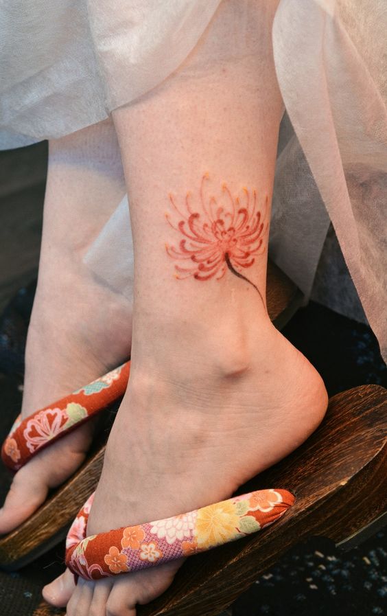 H&igrave;nh xăm hoa tr&ecirc;n mắt c&aacute; ch&acirc;n người, đi d&eacute;p gỗ c&oacute; quai hoa văn m&agrave;u sắc.