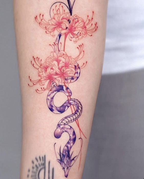 H&igrave;nh xăm tr&ecirc;n tay với h&igrave;nh rắn m&agrave;u t&iacute;m v&agrave; hoa đỏ tinh tế.