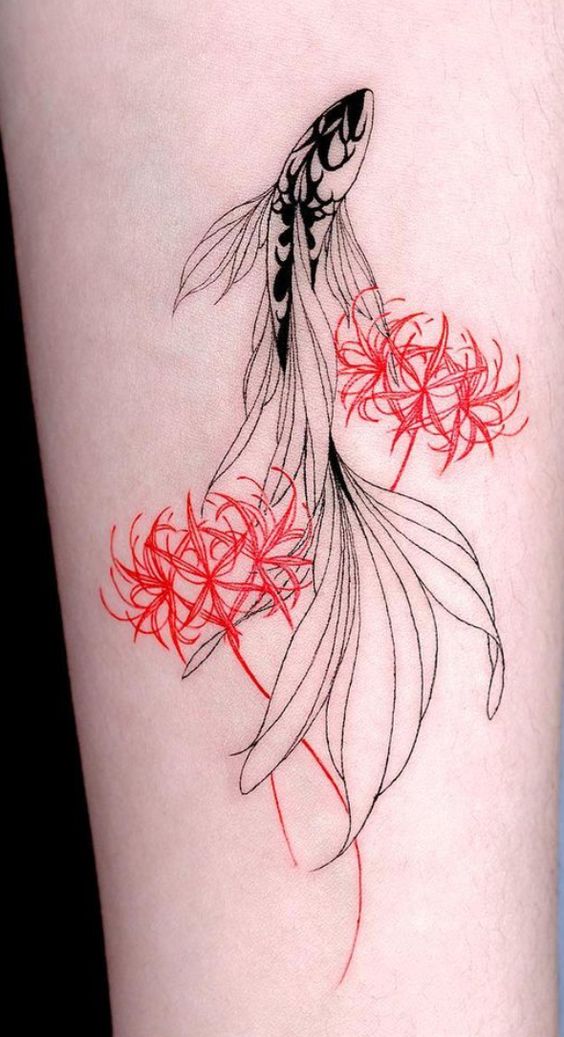 H&igrave;nh xăm c&aacute; c&aacute;ch điệu với hoa m&agrave;u đỏ tr&ecirc;n nền da.