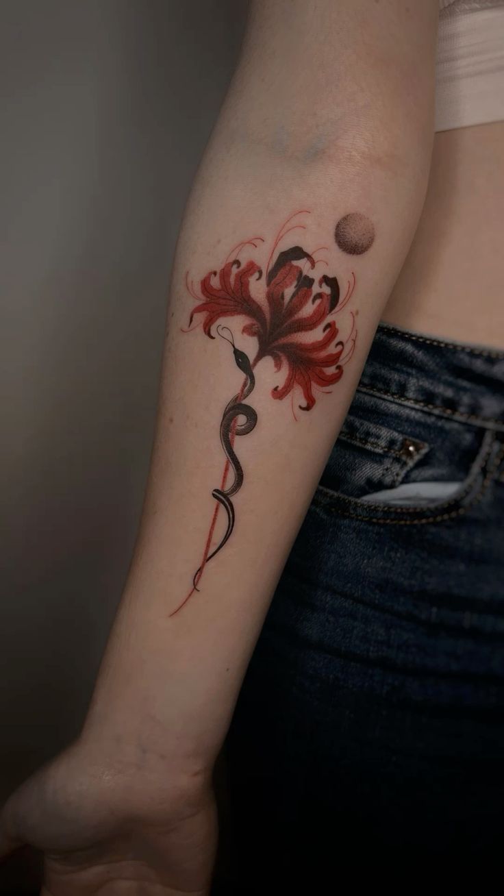 H&igrave;nh xăm hoa đỏ tr&ecirc;n c&aacute;nh tay, kết hợp họa tiết con rắn m&agrave;u đen, nền da s&aacute;ng.