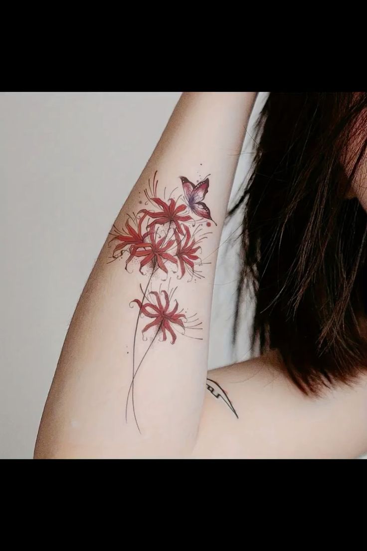 Tattoo hoa bỉ ngạn v&agrave; con bướm ở tay