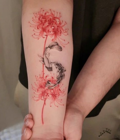 xăm hai b&ocirc;ng hoa bỉ ngạn c&ugrave;ng với hai con c&aacute; ch&eacute;p