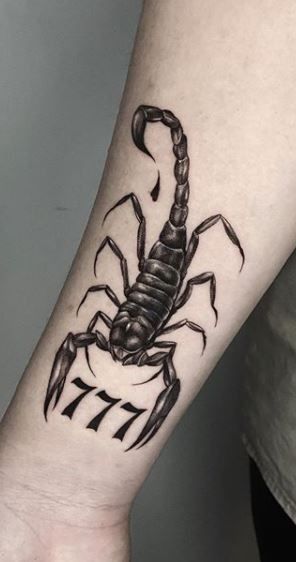 tattoo bọ cạp cực chiến ở cổ tay