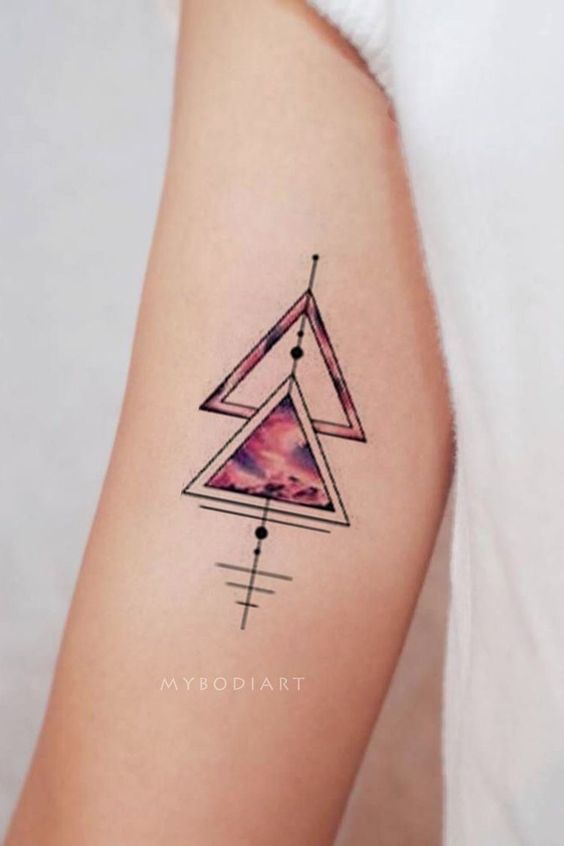 H&igrave;nh xăm tr&ecirc;n tay với thiết kế h&igrave;nh học gồm hai tam gi&aacute;c chồng l&ecirc;n nhau, b&ecirc;n trong c&oacute; họa tiết bầu trời.