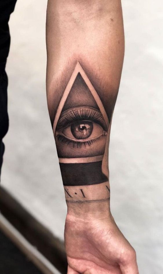 H&igrave;nh xăm tr&ecirc;n c&aacute;nh tay với thiết kế con mắt b&ecirc;n trong h&igrave;nh tam gi&aacute;c.