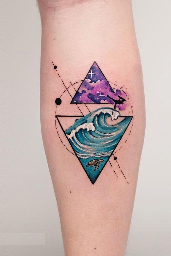 H&igrave;nh xăm tr&ecirc;n c&aacute;nh tay gồm hai tam gi&aacute;c, ph&iacute;a tr&ecirc;n l&agrave; bầu trời t&iacute;m, ph&iacute;a dưới l&agrave; s&oacute;ng biển xanh v&agrave; r&ugrave;a.