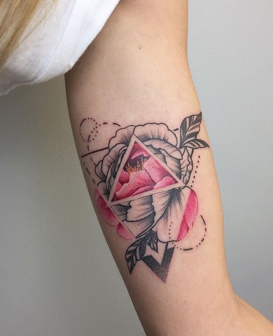 H&igrave;nh xăm hoa hồng v&agrave; h&igrave;nh học tr&ecirc;n c&aacute;nh tay, kết hợp m&agrave;u sắc v&agrave; đường n&eacute;t tinh tế.