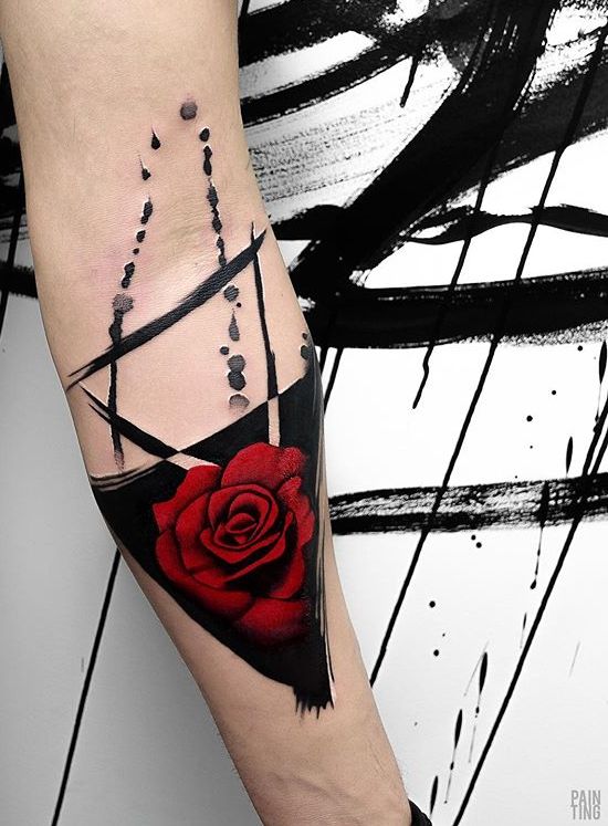 H&igrave;nh xăm c&aacute;nh tay với hoa hồng đỏ, kết hợp họa tiết đường n&eacute;t v&agrave; giọt mực đen nghệ thuật.