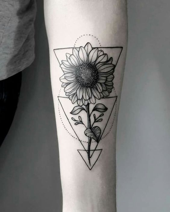 H&igrave;nh xăm hoa hướng dương với c&aacute;c h&igrave;nh tam gi&aacute;c v&agrave; đường n&eacute;t trang tr&iacute; tr&ecirc;n c&aacute;nh tay.