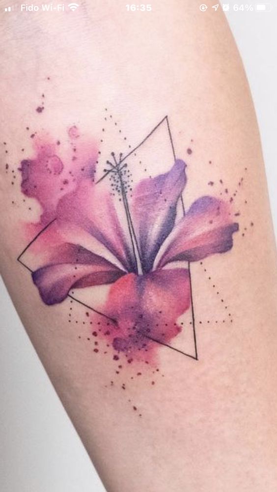 H&igrave;nh xăm hoa m&agrave;u t&iacute;m hồng với h&igrave;nh tam gi&aacute;c v&agrave; chấm bi tr&ecirc;n da.