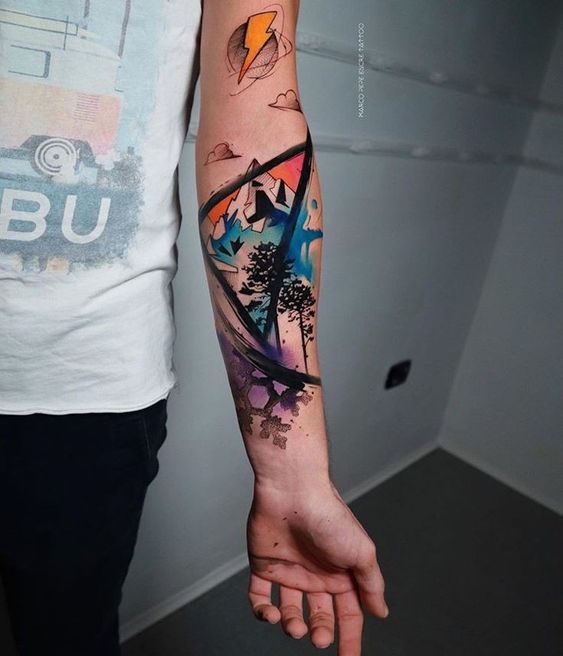 C&aacute;nh tay với h&igrave;nh xăm nghệ thuật gồm c&acirc;y cối, s&eacute;t v&agrave; c&aacute;c h&igrave;nh học m&agrave;u sắc đa dạng.
