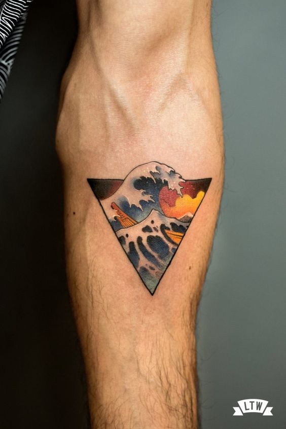 H&igrave;nh xăm tam gi&aacute;c với cảnh s&oacute;ng biển v&agrave; mặt trời lặn tr&ecirc;n c&aacute;nh tay.