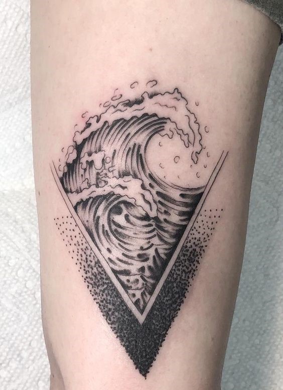 H&igrave;nh xăm s&oacute;ng biển b&ecirc;n trong h&igrave;nh tam gi&aacute;c, n&eacute;t vẽ đen trắng tinh tế v&agrave; chi tiết.