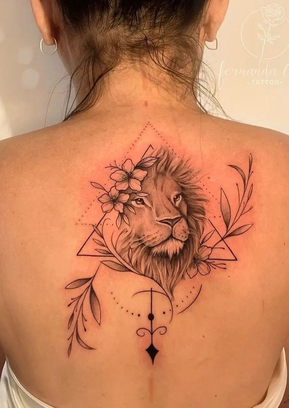 H&igrave;nh xăm tr&ecirc;n lưng với h&igrave;nh sư tử, hoa v&agrave; c&aacute;c hoạ tiết h&igrave;nh học.