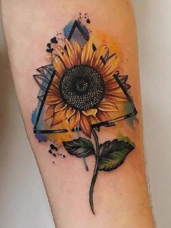 H&igrave;nh xăm hoa hướng dương tr&ecirc;n c&aacute;nh tay, với nền m&agrave;u sắc v&agrave; h&igrave;nh tam gi&aacute;c nghệ thuật.