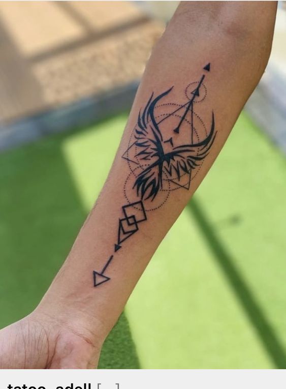 H&igrave;nh xăm tr&ecirc;n c&aacute;nh tay với thiết kế h&igrave;nh chim v&agrave; c&aacute;c đường n&eacute;t h&igrave;nh học đen.