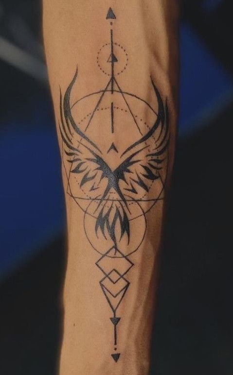 H&igrave;nh xăm tr&ecirc;n c&aacute;nh tay với họa tiết h&igrave;nh học v&agrave; đ&ocirc;i c&aacute;nh chim c&aacute;ch điệu.