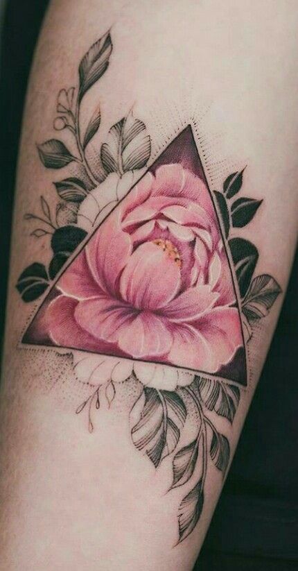 H&igrave;nh xăm hoa hồng m&agrave;u hồng b&ecirc;n trong h&igrave;nh tam gi&aacute;c, bao quanh bởi l&aacute; v&agrave; hoa đen trắng.