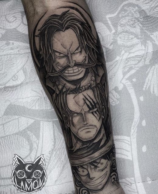 mê mẫn trước hình xăm one piece Hình xăm trên cánh tay với ba khuôn mặt nhân vật hoạt hình chi tiết, nền hình ảnh mờ nhạt có hoa văn.