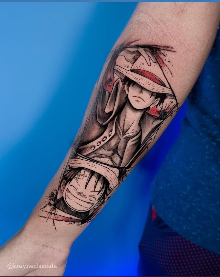 chiếc one piece cực đẹp ở tay Hình xăm trên cánh tay với hình ảnh nhân vật hoạt hình đội mũ, biểu cảm khác nhau, nền xanh.
