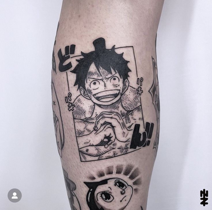 one piece mini với hình xăm chắp tay Hình xăm nhân vật truyện tranh trên bắp chân, với nét vẽ đậm và chi tiết rõ ràng.