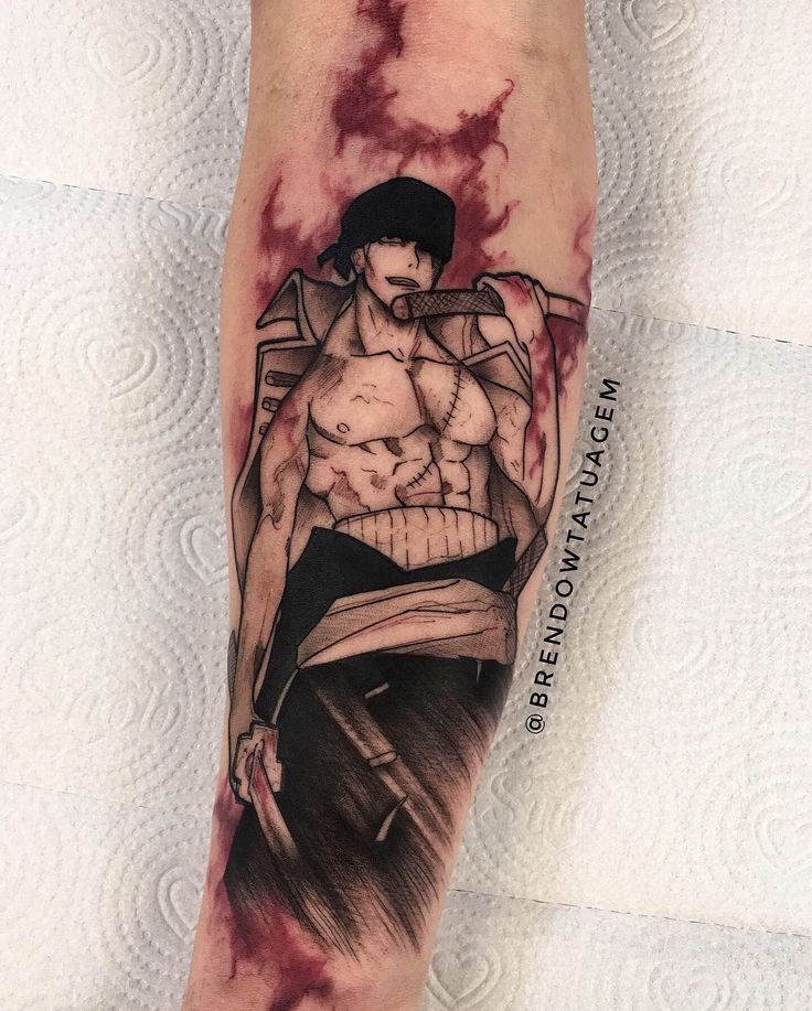 võ sĩ one piece từ nhật bản Hình xăm trên tay với nhân vật hoạt hình cầm kiếm, nền có màu đỏ và trắng.
