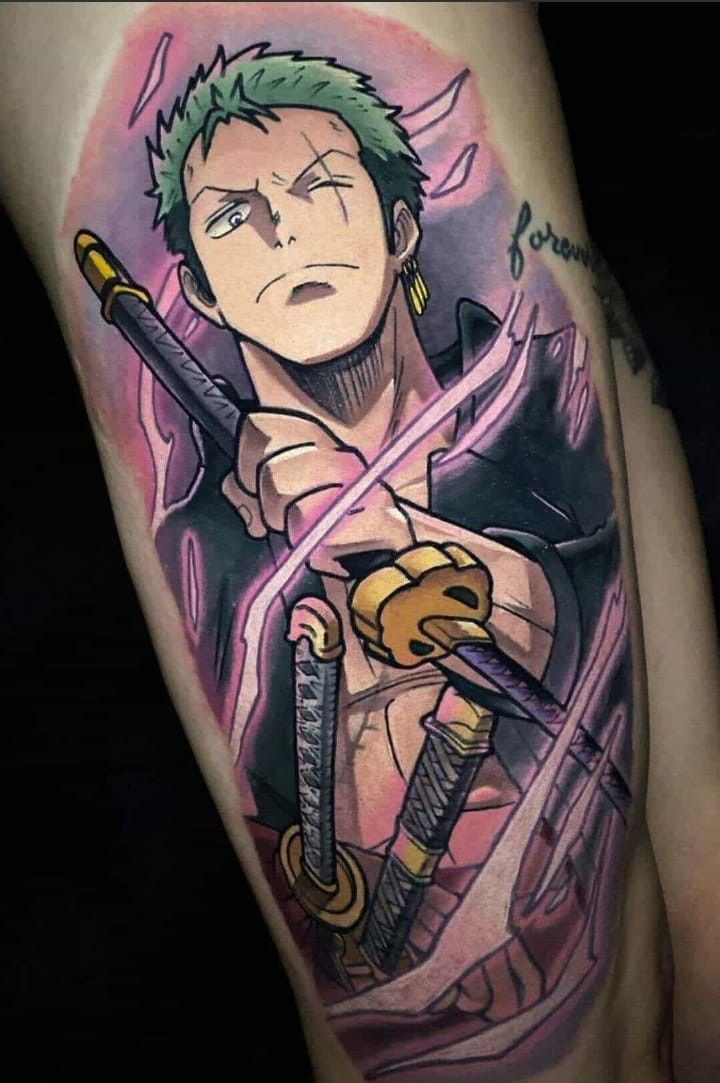 one piece nhật cổ ấn tượng Hình xăm nhân vật anime với tóc xanh, ba thanh kiếm và biểu cảm mạnh mẽ trên cánh tay.