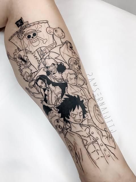 Dàn nhân vật One Piece ấn tượng Hình xăm trắng đen trên cánh tay với các nhân vật hoạt hình và một lá cờ có biểu tượng đầu lâu.