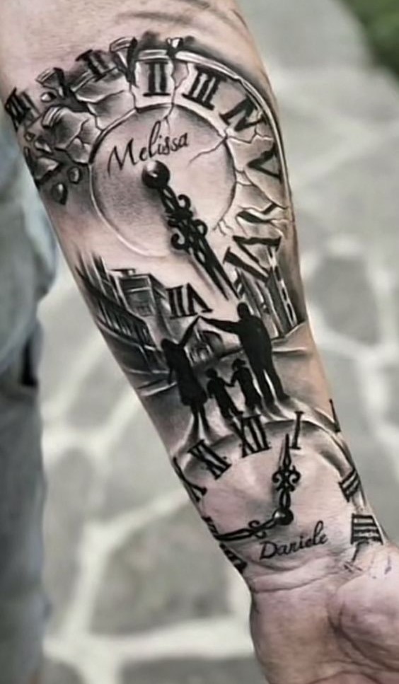 Hình xăm cánh tay với đồng hồ vỡ, kim chỉ giờ, và hình bóng gia đình đang nắm tay nhau đi trên con đường.
