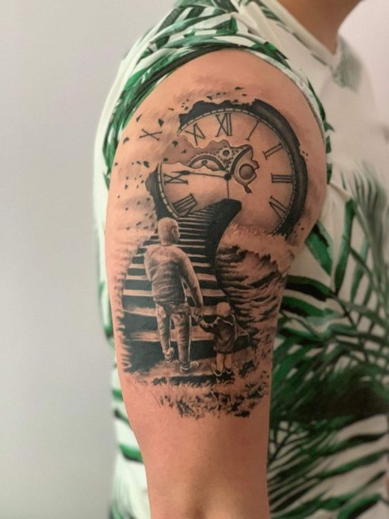 Hình xăm trên cánh tay với hình ảnh đồng hồ và hai người đi lên cầu thang.