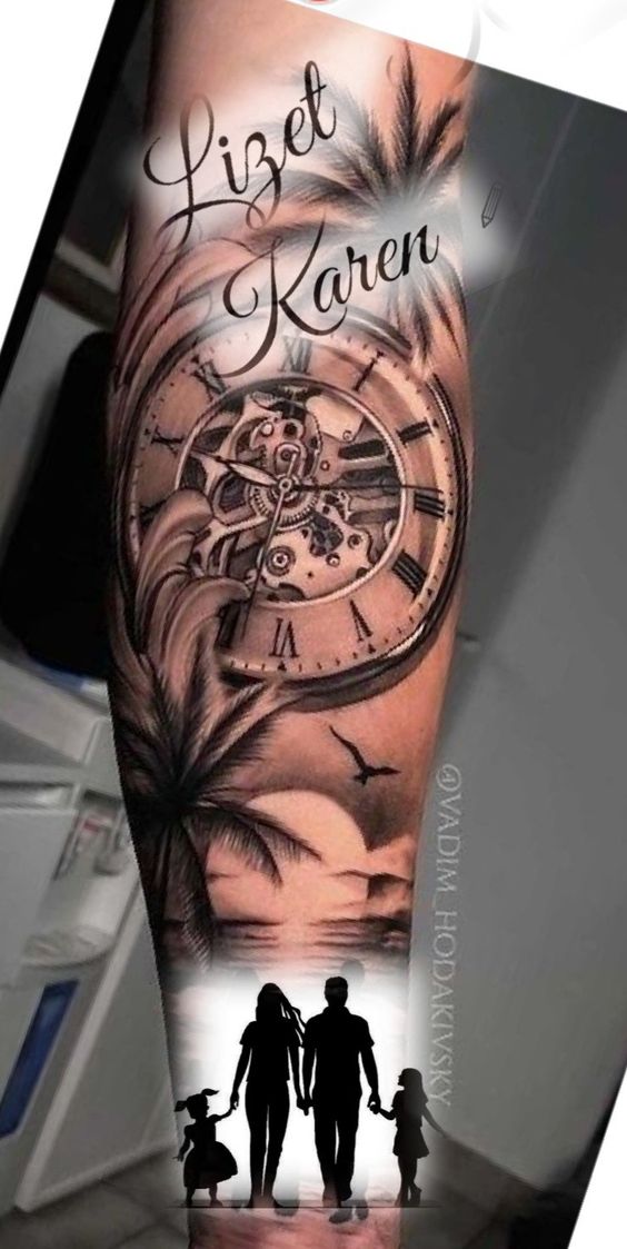 Hình xăm trên cánh tay với đồng hồ, cây cọ, chim bay và bóng dáng một gia đình nắm tay nhau.