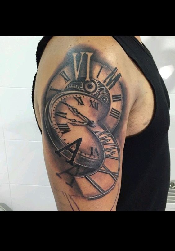 Hình xăm đồng hồ biến dạng trên cánh tay, với các con số La Mã và chi tiết nghệ thuật tinh xảo.