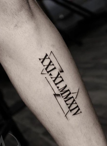 Hình xăm số La Mã trên cánh tay với thiết kế hình học tối giản.