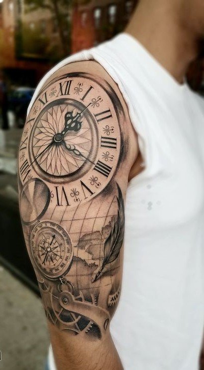 Hình xăm trên cánh tay với đồng hồ, la bàn và các chi tiết nghệ thuật phức tạp, người mặc áo trắng.