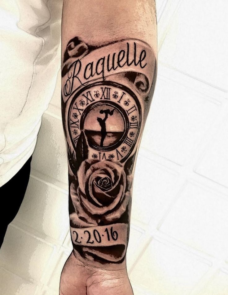 Hình xăm trên cánh tay với đồng hồ, hoa hồng, chữ và ngày tháng.