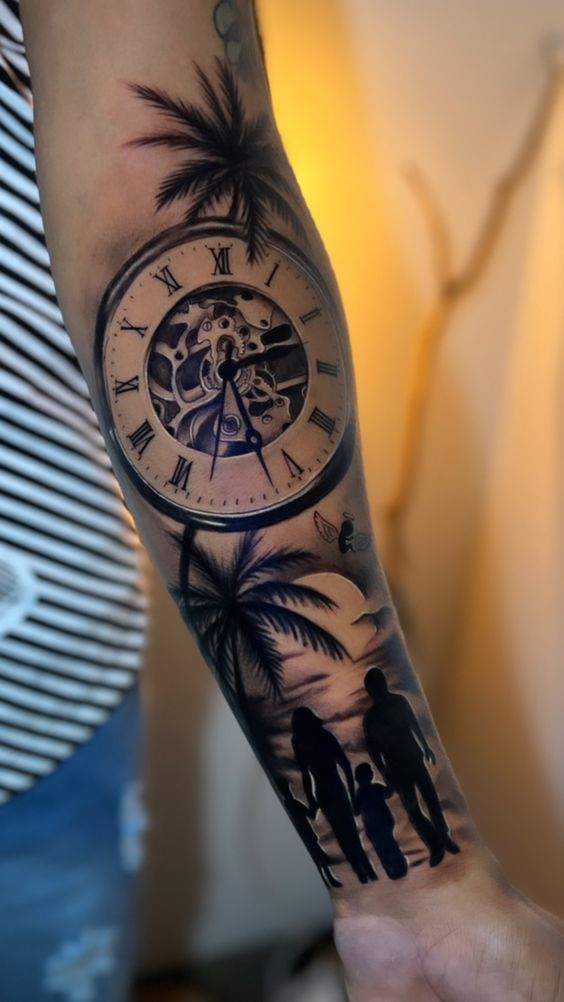Hình xăm trên cánh tay với đồng hồ La Mã, cây cọ và hình bóng gia đình dưới ánh hoàng hôn.