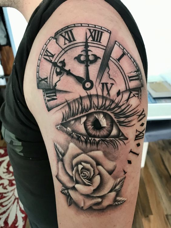Hình xăm trên cánh tay với hình đồng hồ, con mắt và bông hoa hồng, chi tiết và sắc nét.