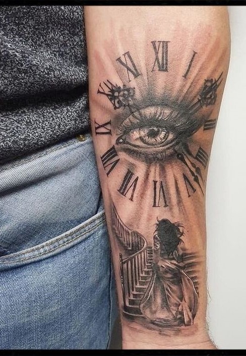 Hình xăm trên cánh tay với đồng hồ số La Mã, con mắt ở trung tâm và người phụ nữ trên cầu thang.