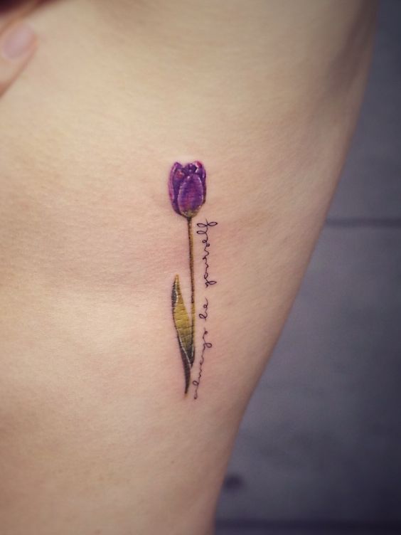 ý tưởng xăm hoa tulip và chữ mini
