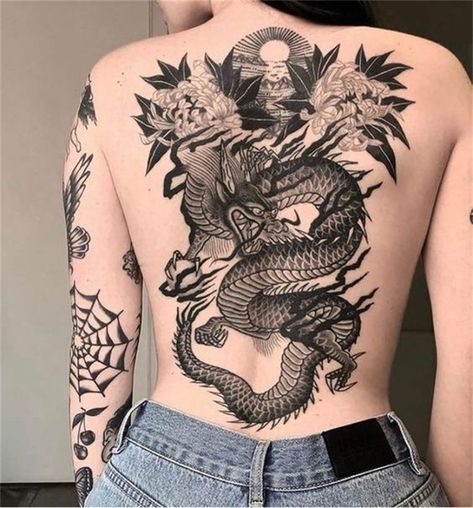 725360da63c8fb462a556ff2c71fe60b Hình xăm rồng lớn và hoa trên lưng và cánh tay người, mặc quần jean.