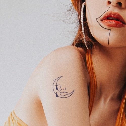 1_cu037_04572cc5cc1e47fc962caa237f9b61d0_master Người phụ nữ đeo khuyên tai lớn, môi đỏ, có hình xăm mặt trăng trên vai, mặc áo màu cam.