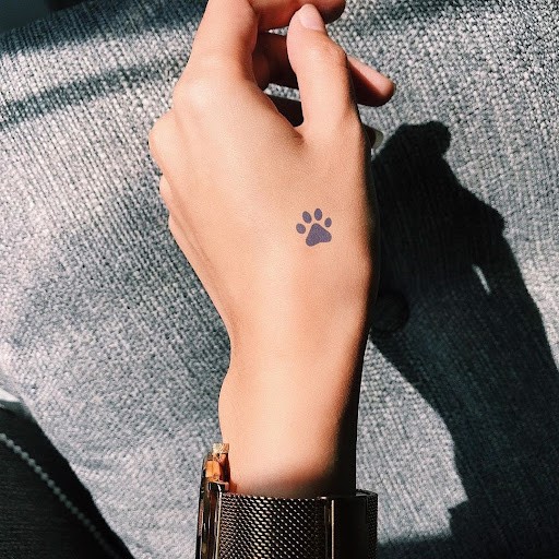 Mu bàn tay cũng là một vị trí rất thích hợp để sở hữu hình xăm mini