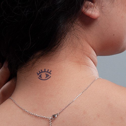 H&igrave;nh xăm h&igrave;nh con mắt nằm tr&ecirc;n g&aacute;y của một người, k&egrave;m d&acirc;y chuyền mảnh.